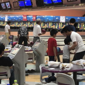 ボウリング大会で楽しむ家族